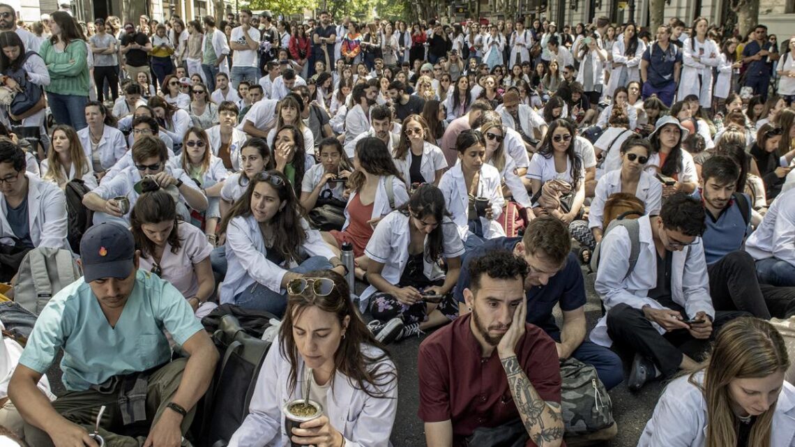 Realizan una "sentada de protesta"Los trabajadores de salud y residentes denuncian reuniones del gobierno porteño «a sus espaldas»