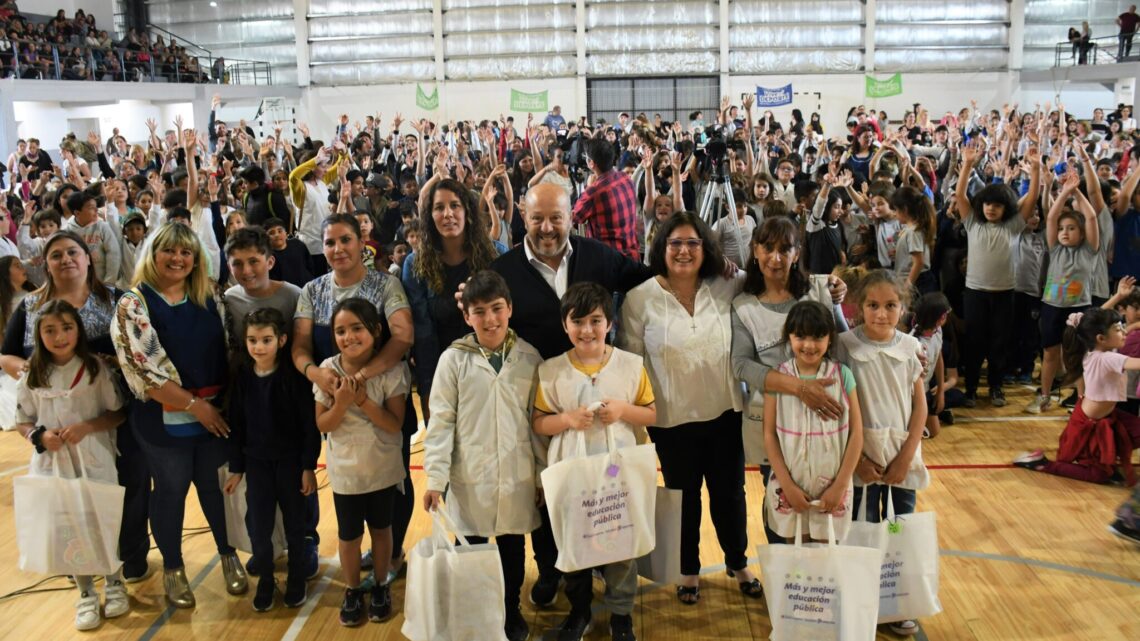 Mar ChiquitaMás y mejor educación pública: más de mil estudiantes marchiquitenses recibieron kits escolares