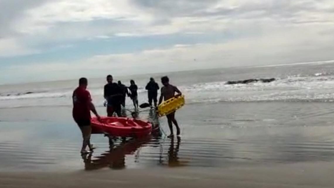 Costa del Este:Personal de Defensa Civil rescató a un kayakista que había quedado a la deriva