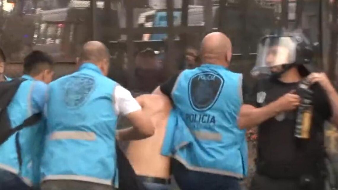Represión en el obeliscoPidieron informes a la policía porteña por la «violencia institucional» durante los festejos por el Mundial