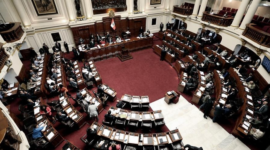 No logró mayoría calificadaPese a las protestas, el Congreso de Perú rechazó adelantar las elecciones al año próximo