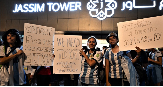 BanderazoManifestación de argentinos en Doha por falta de entradas a precio oficial para la final