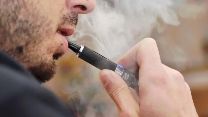 SaludLos cigarrillos electrónicos causan cambios celulares y moleculares en los pulmones, según un estudio