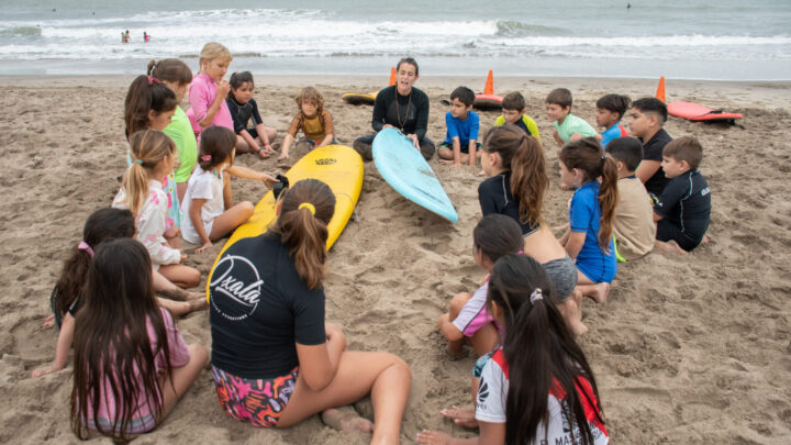 Mar ChiquitaCientos de jóvenes aprenden surf en la escuela municipal