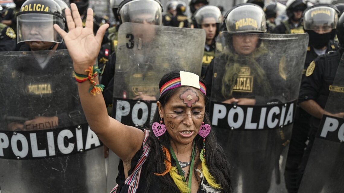 PerúManifestantes y policías dejaron por un rato los enfrentamientos y jugaron al carnaval