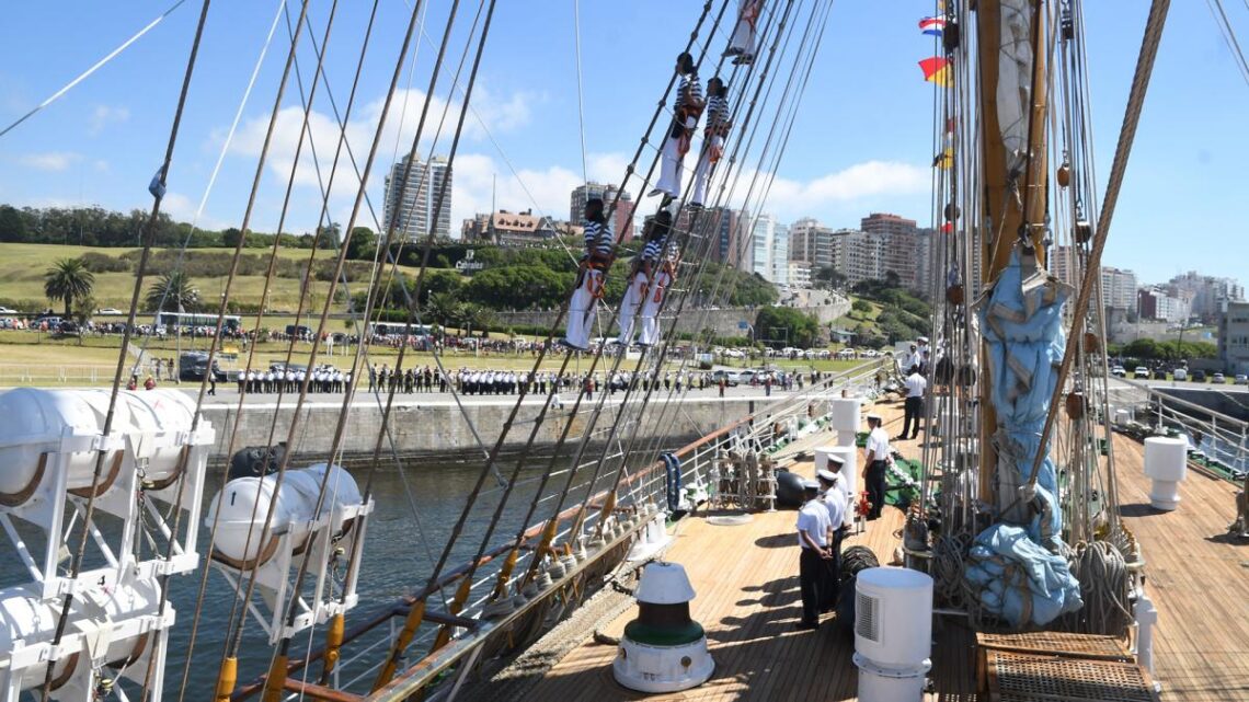  Se la podrá visitar gratisCalurosa bienvenida a la Fragata Libertad en el puerto de Mar del Plata