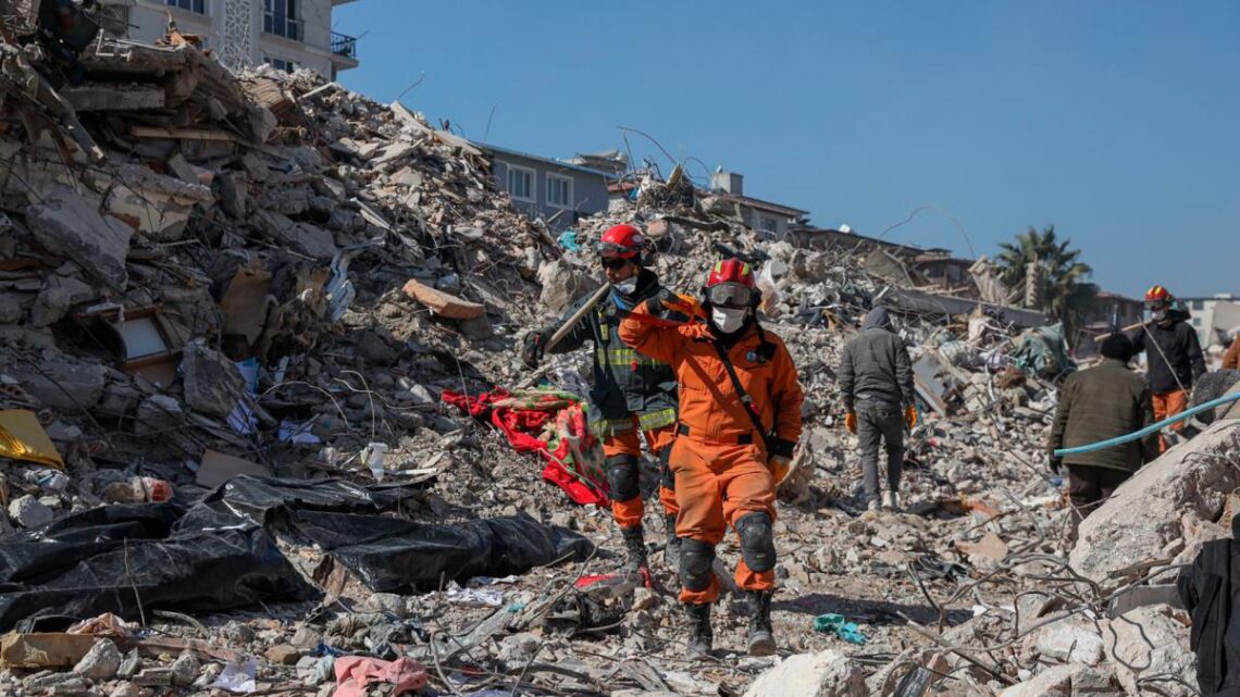 Tras el sismoBrigadistas argentinos lograron rescatar a tres personas con vida entre los escombros en Turquía