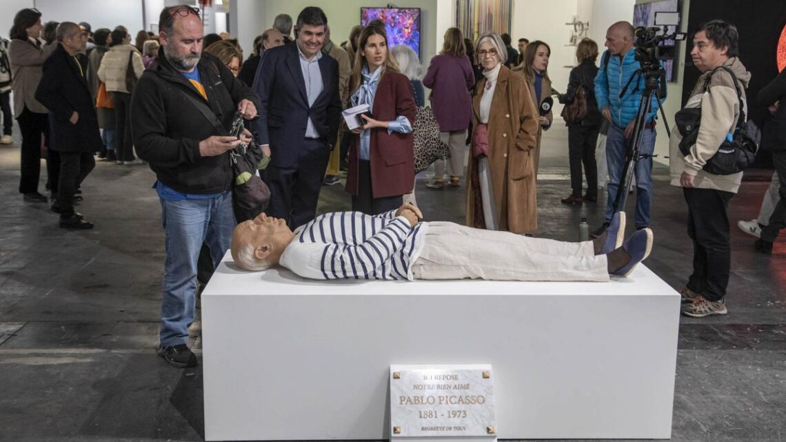 MuestraLa selfie y el cadáver de Picasso, la improbable combinación que atrae las miradas en ARCOmadrid