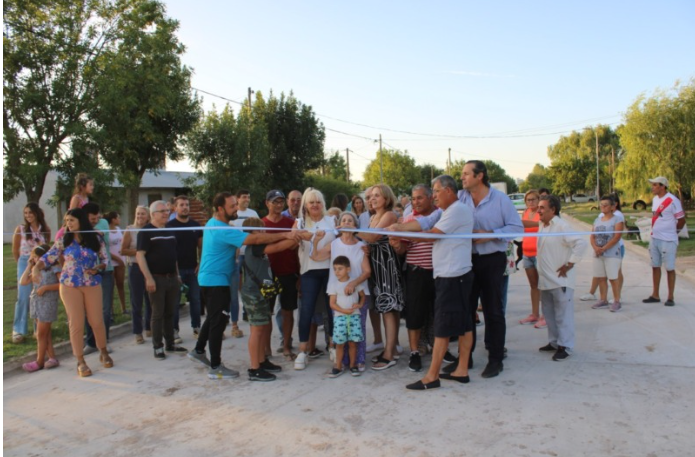 DoloresCon los vecinos Etchevarren inauguró cuatro cuadras de pavimento