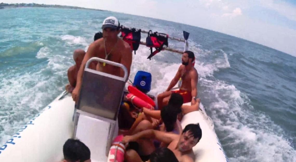 Mar Chiquita: Rescatan a 5 miembros de una familia que fue arrastrada por la corriente 100 metros mar adentro