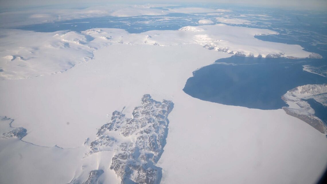  Calentamiento globalLa capa de hielo del casquete polar antártico se redujo a su mínimo histórico
