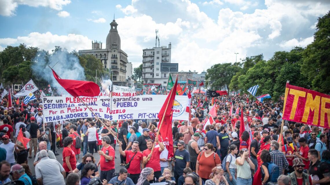 Protestas en UruguayMasiva marcha en Montevideo en rechazo al proyecto de cambiar el sistema previsional