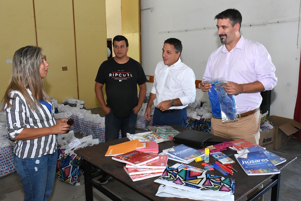 MiramarEl Municipio entregó kits escolares a sus trabajadores