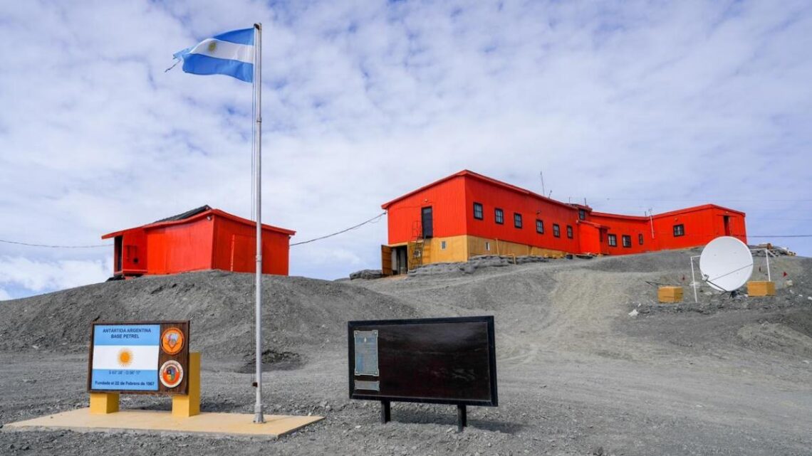 Día del veteranoFrente a la base Petrel, la tripulación del «Irízar» reivindicó la soberanía argentina de Malvinas