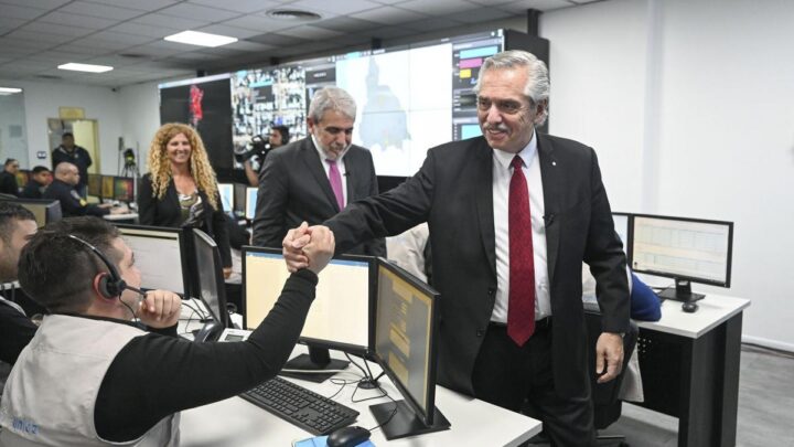 Junto al Ministro de SeguridadAlberto Fernández presentó el nuevo 911 Federal