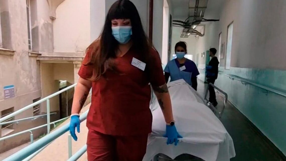  Rompiendo mitosPresentaron el primer equipo de camilleras mujeres en un hospital bonaerense