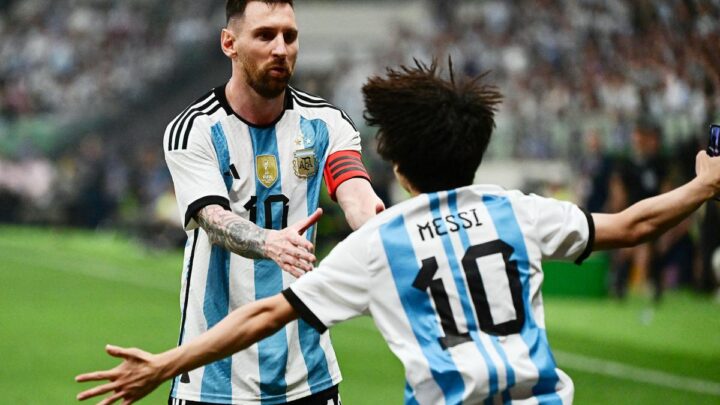BeijingTodo por un abrazo: un hincha chino entró durante el partido para saludar a Messi