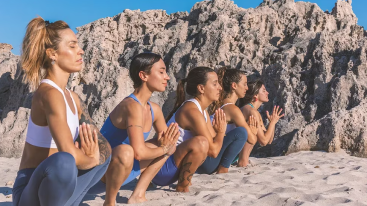SaludEl boom del “turismo om”: por qué hacer yoga en destinos naturales es la nueva fuente de bienestar