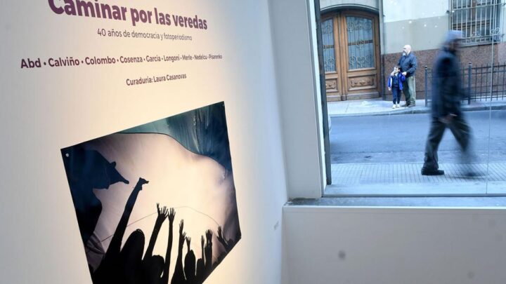 “Caminar por las veredas”Cuarenta años de democracia desde la mirada de reconocidos fotógrafos argentinos