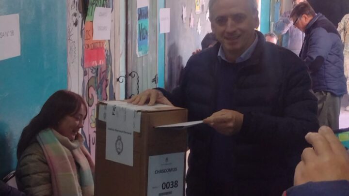 BUSCA SER REELECTO COMO INTENDENTEJavier «Chapa» Gastón votó en la Escuela Secundaria Nro. 4 de Chascomús, acompañado por su padre