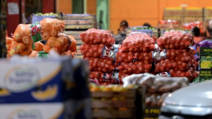 MEDIDAS PARA FAVORECER EL BOLSILLOMassa acordó con los mayoristas del Mercado Central retrotraer un 20% el precio de frutas y verduras