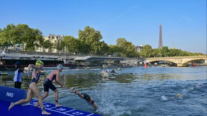 PARIS FUE UNA FIESTA DEL DEPORTEPensando en los Juegos Olímpicos, se disputó una carrera de natación en aguas del río Sena