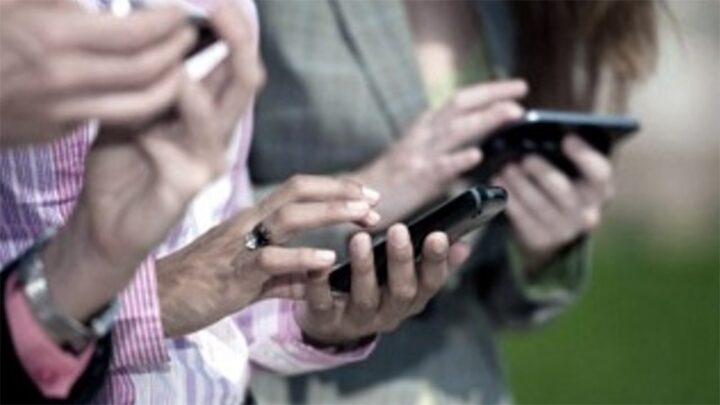 Informe del IndecLas personas mayores utilizan más el celular que la computadora