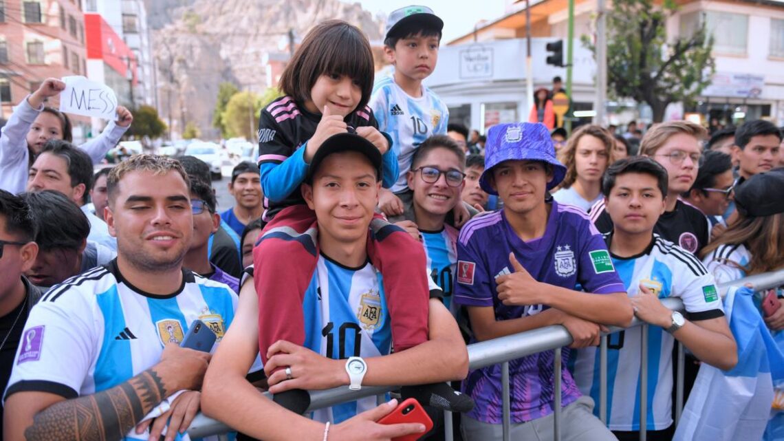  En la previa del choque con BoliviaClamor y emoción por Messi y Argentina en La Paz