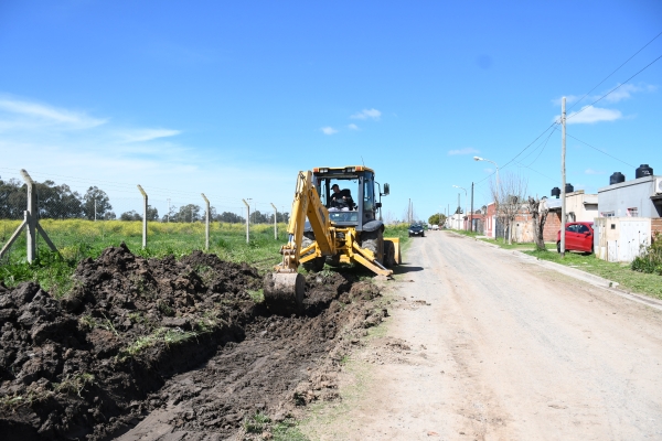 HABLO DEL TEMA EL INTENDENTE JAVIER GASTONHistórico: el municipio ya inició los trabajos para el asfaltado de ochenta cuadras en el barrio 30 de Mayo