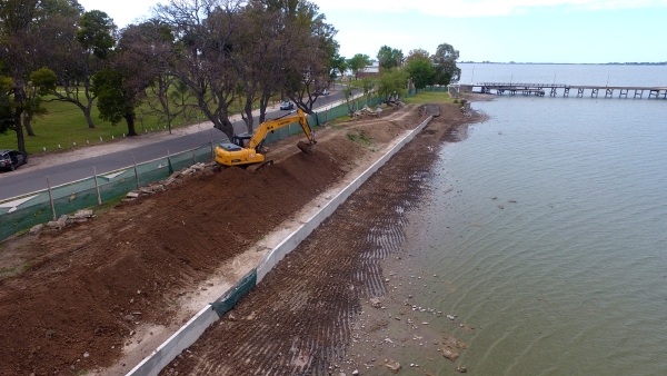 MILLONARIA INVERSION EN CHASCOMUSAvanza en Chascomús a buen ritmo la reparación integral de las murallas costeras de la laguna