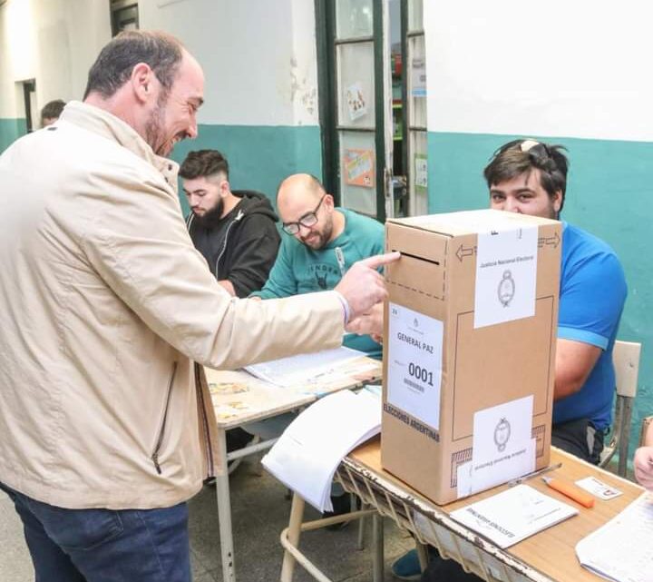 EN LA CIUDAD DE RANCHOSTras emitir su voto, el intendente Alvarez no dudó en decir que los tiempos que vendrán serán mejores