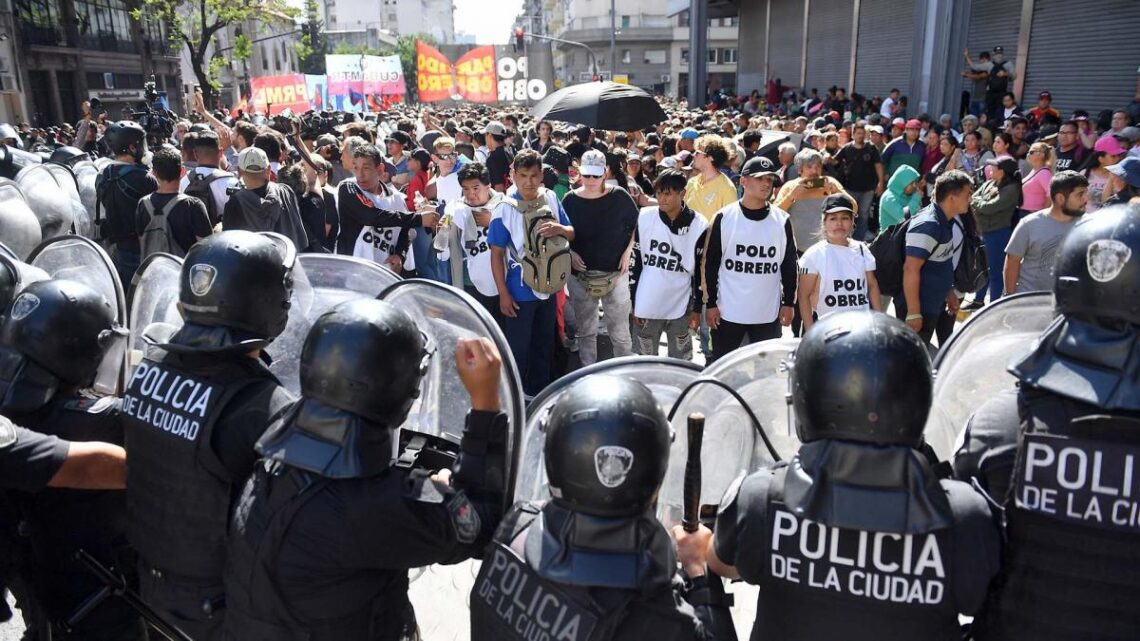 Choques con la policíaDos detenidos durante la protesta de organizaciones sociales rumbo a Plaza de Mayo