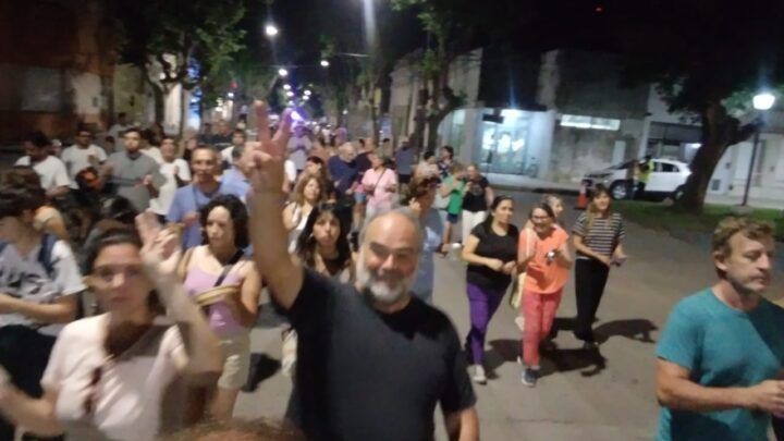MAS DE DOSCIENTAS PERSONAS PRESENTESChascomús volvió a marchar en zona céntrica en contra de las medidas inconstitucionales de Milei