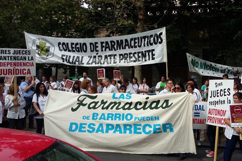 DENUNCIAN EL PELIGRO EN CIERNES PARA LA SALUDFarmacéuticos de todo el país protestaron contra el DNU de Javier Milei, frente a los Tribunales