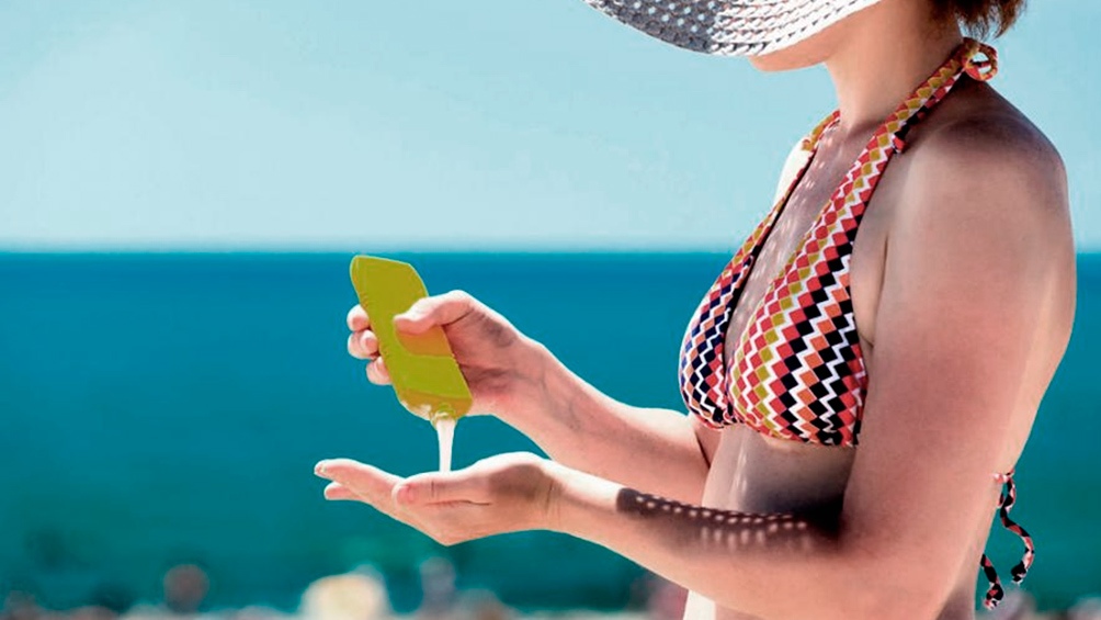 En temporada de veranoCuidados esenciales de la piel: correcto uso de protector solar, lentes de sol y sombra