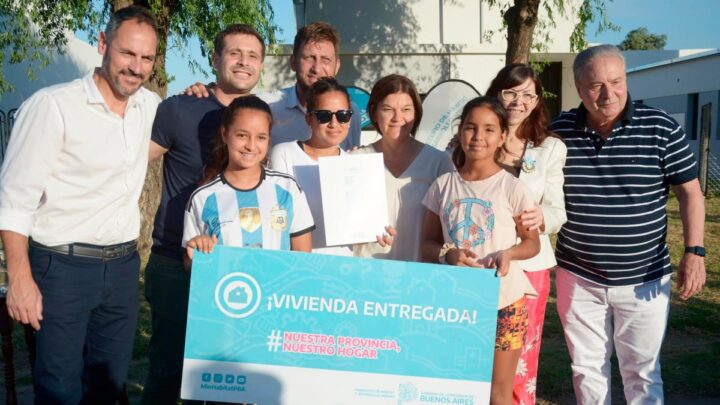 Entrega de viviendas en SaltoBatakis: «Trabajamos para garantizar el derecho al hogar de más familias bonaerenses»