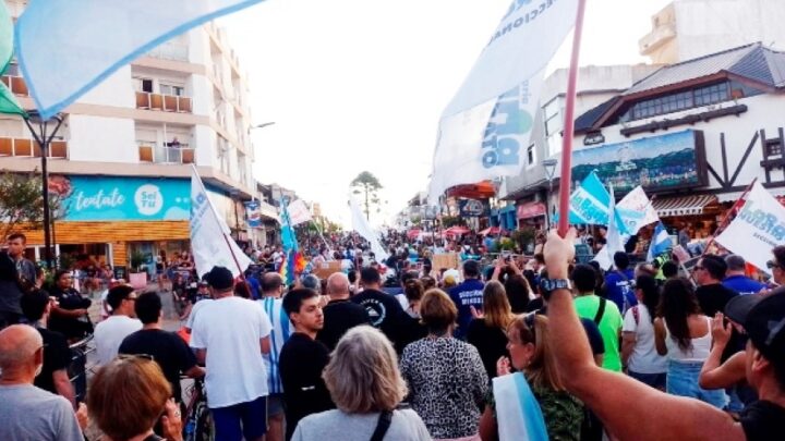 NO A LA LEY OMNIBUS Y EL DNUSorprendió a todos la multitud que participó en Villa Gesell de una marcha contra el gobierno de Milei