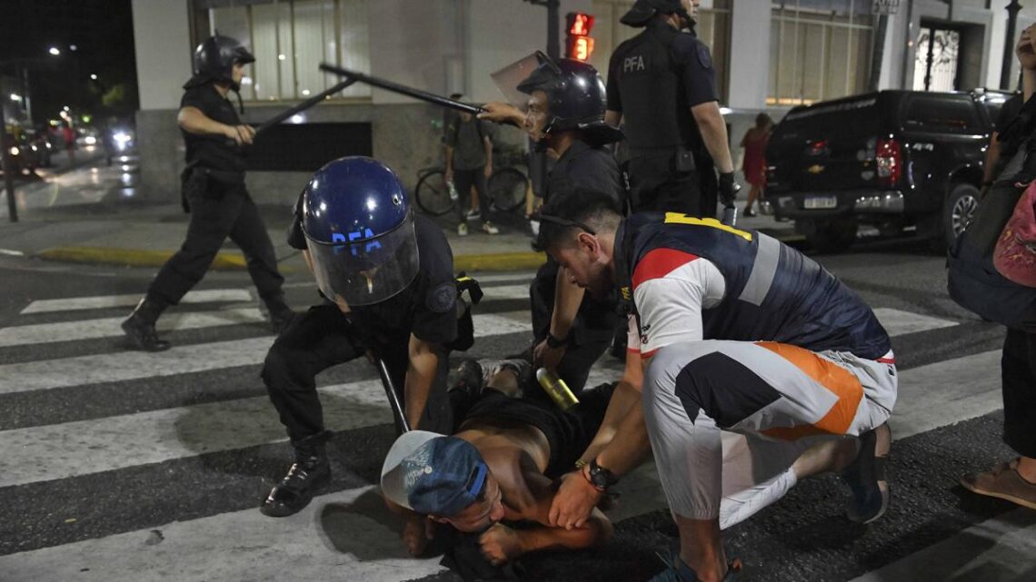 Protestas contra la ley "Bases"Bullrich dijo que «ya hay 18 detenidos, más los de la Ciudad» por los incidentes en Plaza Congreso