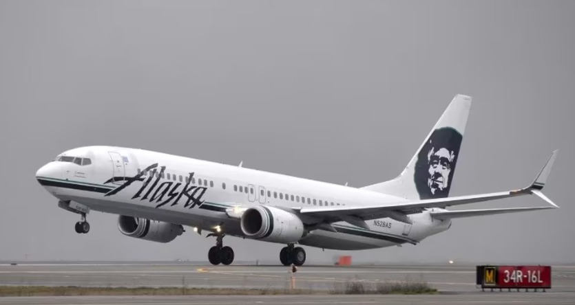 Un estudiante de pilotoIntentó abrir la puerta de la cabina de un avión de Alaska Airlines en pleno vuelo