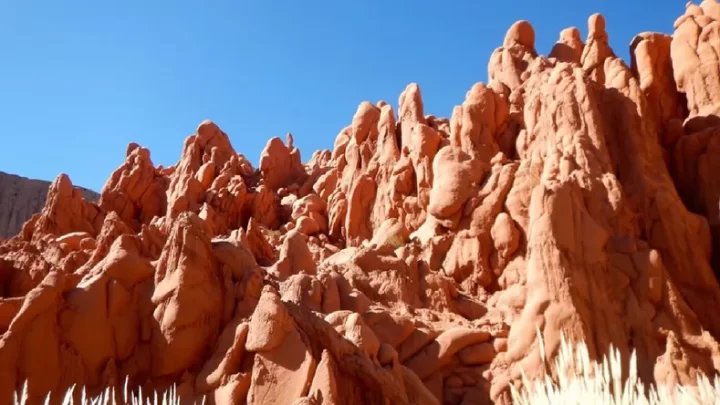 Turismo en Argentina:Conocé estas sorprendentes cuevas de color rojo