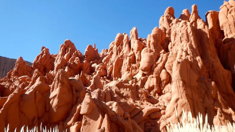 Turismo en Argentina:Conocé estas sorprendentes cuevas de color rojo