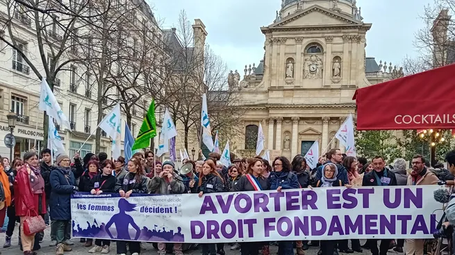 Histórico:Francia se convierte en el primer país en incluir el derecho al aborto en la Constitución