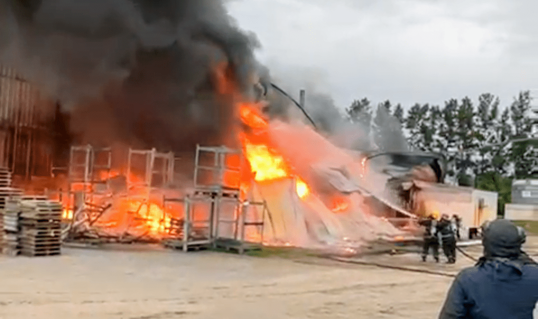 BrandsenUn feroz incendio arrasa con parte de la fábrica de baterías Jaos en Brandsen