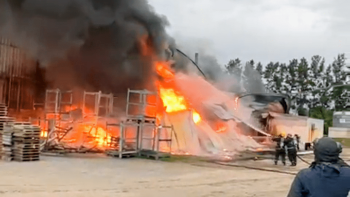 BrandsenUn feroz incendio arrasa con parte de la fábrica de baterías Jaos en Brandsen