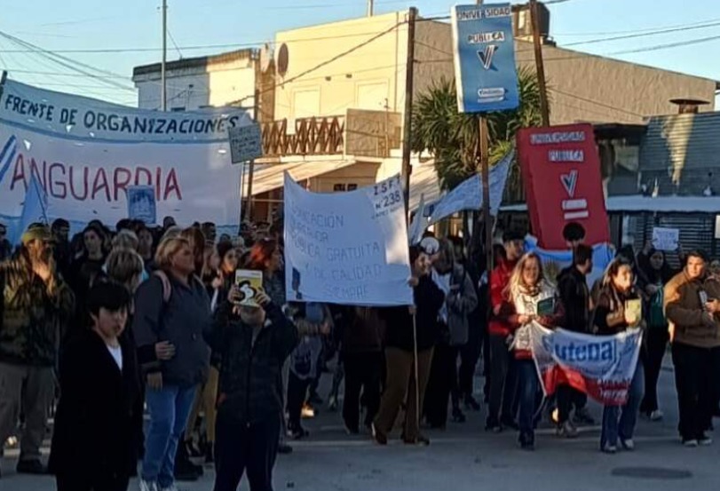 en Santa ClaraConcurrida marcha en defensa de la universidad pública
