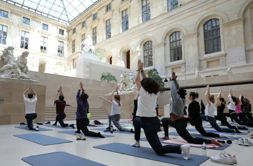 famoso museo de ParísEn la previa de los Juegos Olímpicos, el Louvre propone sesiones de yoga y baile